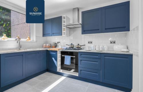 Dundee House | Springhill Townhouse - 3 Bedrooms, Great Views, Newly Refurbished, Free Parking, Free Wifi, River View, Dock, Eden Views, Fully Equipped, RELOCATION FAVOURITE by SUNRISE SHORT LETS DUNDEE