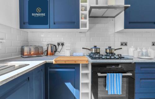 Dundee House | Springhill Townhouse - 3 Bedrooms, Great Views, Newly Refurbished, Free Parking, Free Wifi, River View, Dock, Eden Views, Fully Equipped, RELOCATION FAVOURITE by SUNRISE SHORT LETS DUNDEE