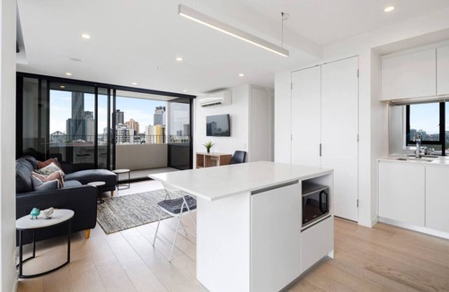 Spring Hill Apartment | Springhills close to CBD 2BR/1BA with Parking