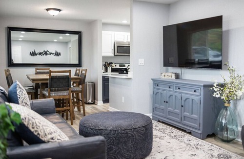 Rustic Hills House | Springs Basecamp Near Airport, Zoo & Iconic Sights
