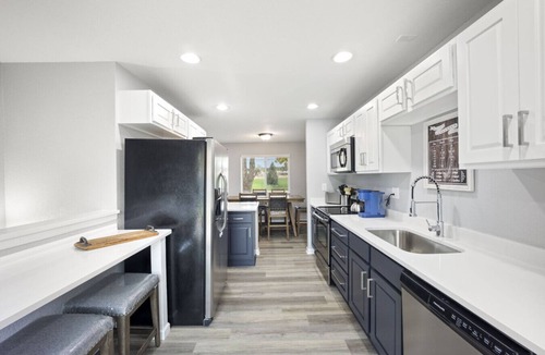 Rustic Hills House | Springs Basecamp Near Airport, Zoo & Iconic Sights