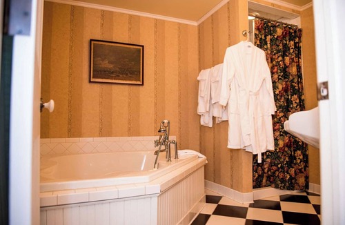Auburn House | Springside Inn