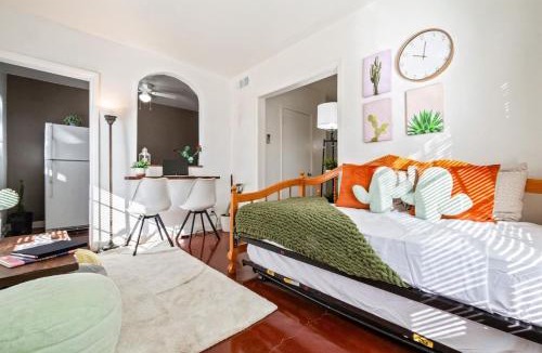Blenman-Elm House | Springtime Oasis Sun Kised 1BR Near UofA