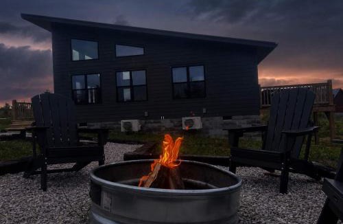 Rogers House | Spruce Arch - King Bed Fireplace Pets Welcome