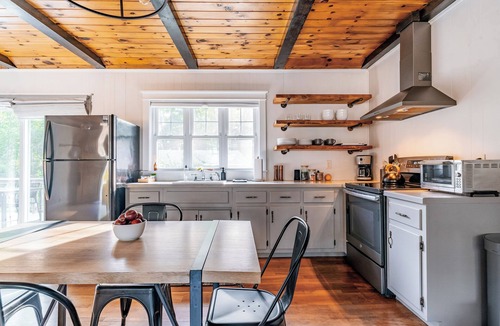 Eliot Cabin | Spruce Cove Cabin: midcentury escape by Portsmouth