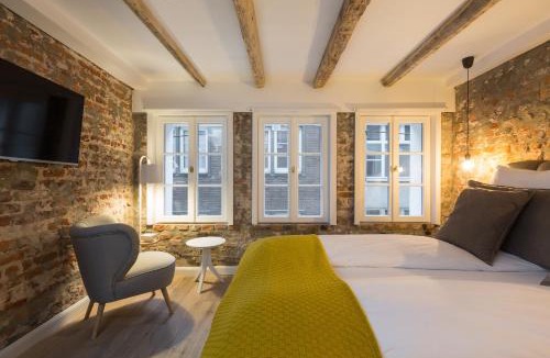Dusseldorf Old Town Apartment | Square Rooms 20