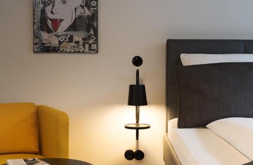 Dusseldorf Old Town Apartment | Square Rooms 8
