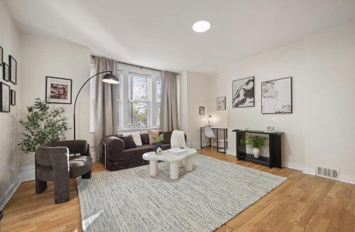 Squirrel Hill South Apartment | Squirrel Hill Chic Spacious 1BR Parking Gym