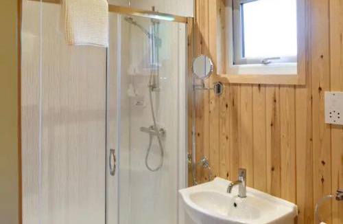 Five Oak Green Cabin | Squirrels-oaks