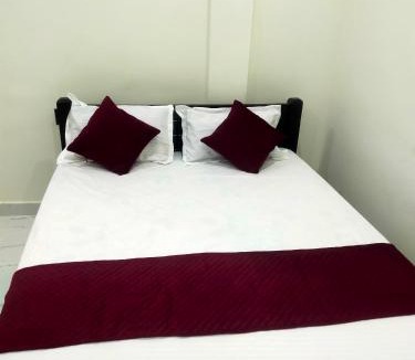 Periyakulam Hotel | SRI NAVANEETHA KRISHNA MAHAL & RESIDENCY Ac