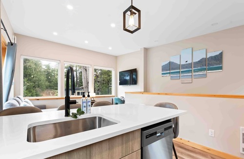 Ucluelet Cabin | SS#8-Kitesurfer-Spring Cove, Terrace Beach, Sauna!