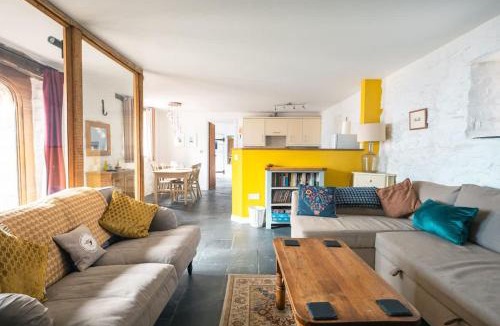 St Davids House | St Davids Hideaway with Roll-top Bath & Log Burner