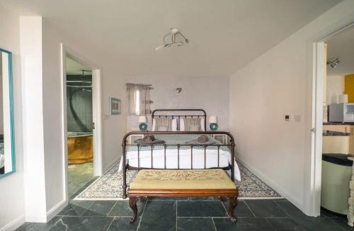 St Davids House | St Davids Hideaway with Roll-top Bath & Log Burner
