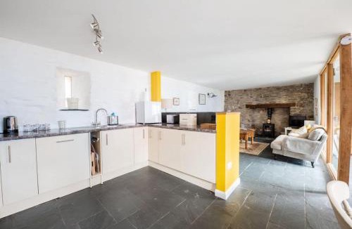 St Davids House | St Davids Hideaway with Roll-top Bath & Log Burner