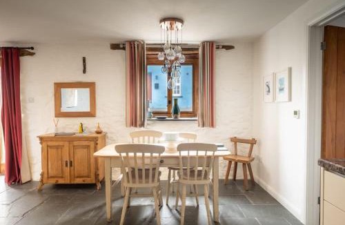 St Davids House | St Davids Hideaway with Roll-top Bath & Log Burner