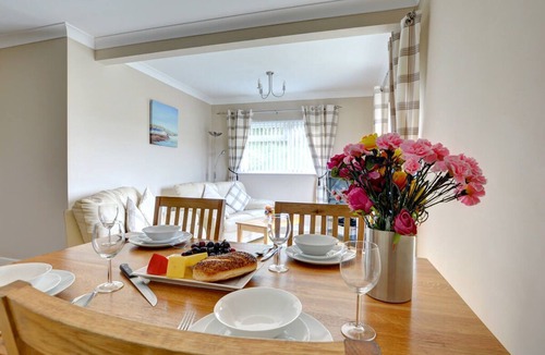 Wiseman's Bridge Apartment | St Helens Apartment 2 is in a great central location for many of Pembrokeshire's major attractions,