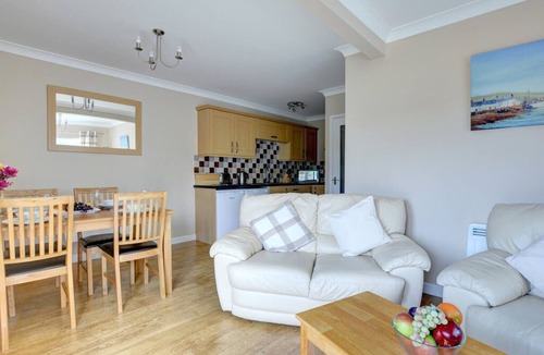 Wiseman's Bridge Apartment | St Helens Apartment 2 is in a great central location for many of Pembrokeshire's major attractions,