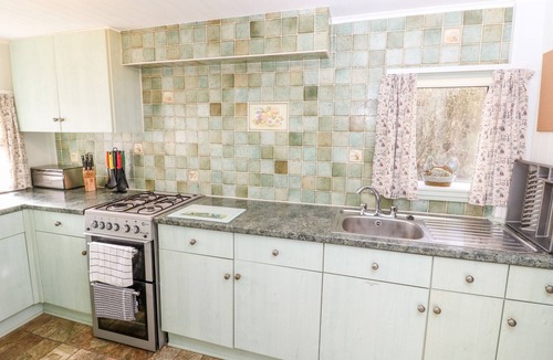 Ryde Cottage | ST. MICHAEL’S HOUSE, pet friendly, with a garden in St Helens