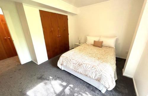 Stokes Valley Apartment | St Okes Apartment- Peaceful retreat set in native bush - Modern - Comfortable and Quiet