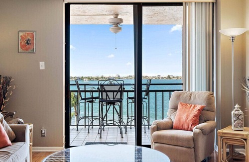 Casa del Mar Condo | St Pete Isla Casa B-507 1/1-1/2 Bath Beautiful!