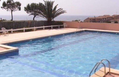 Saint-Pierre-la-Mer Apartment | St Pierre la mer, Hauts d'Azur, T2 cabin sea view, pool, near sea and center.