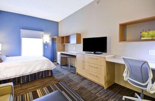 Saint Simons Island Hotel | St. Simons Island's Ideal Oasis: Free Parking Near Neptune Park, Pool, BBQ