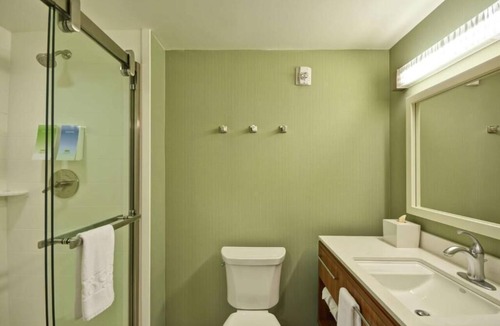 Saint Simons Island Hotel | St. Simons Island's Ideal Oasis: Free Parking Near Neptune Park, Pool, BBQ