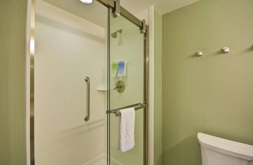 Saint Simons Island Hotel | St. Simons Island's Ideal Oasis: Free Parking Near Neptune Park, Pool, BBQ