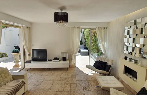 Saint-Tropez Apartment | St Tropez Unique crashpad with pool, private garden, sleeps 4 - 1 bed apartment.