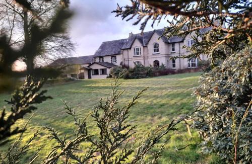 Black Torrington Apartment | Stable Cottage, Cosy Devon Retreat for Couples or Small Families with Indoor heated Pool, Tennis Court, Direct Access to the Tarka Trail for cycling