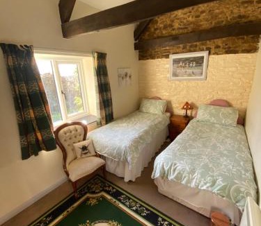 Black Torrington Apartment | Stable Cottage, Cosy Devon Retreat for Couples or Small Families with Indoor heated Pool, Tennis Court, Direct Access to the Tarka Trail for cycling