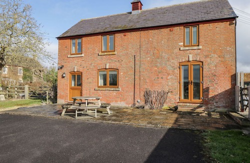 Melksham Cottage | STABLES COTTAGE, pet friendly, character holiday cottage in Bowerhill