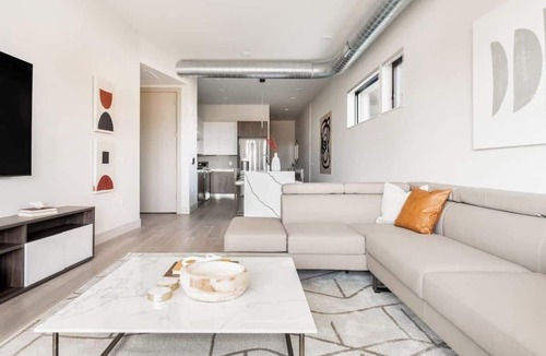 Jefferson Park Condo | Stadium Basecamp | King Bed+City Balcony | Tesoro