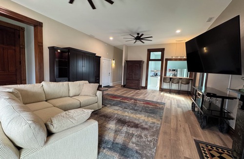 Babe Denny House | Stadium Stay #4 The Presidents Suite. Free Parking.
