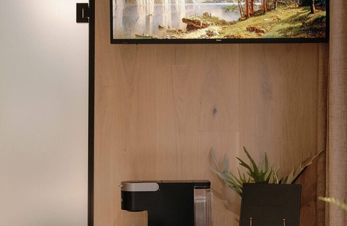 Campton Cabin | Staghorn x OOD - Modern Mirror Home w/Hot Tub