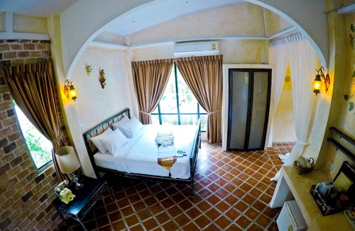 Suan Phueng Hotel | Stamp Hills Resort & Restaurant