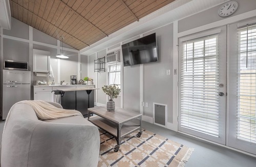 South Seminole Heights Apartment | Stand alone studio with private driveway and fenced in backyard.