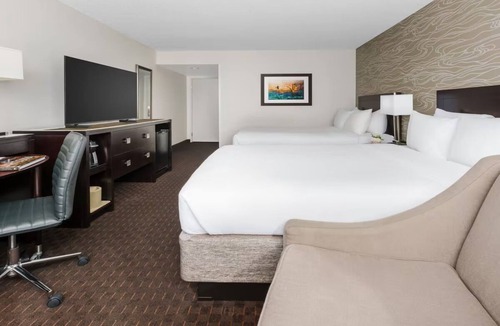 Phoenix Hotel | Standard 2 Queens at Crowne Plaza Phoenix Airport - Near Airport with Pool