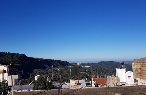 Axos Apartment | Standard Mountain View Retreat – Cozy Apartment with Stunning Views for Up to 4