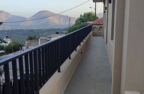 Axos Apartment | Standard Mountain View Retreat – Cozy Apartment with Stunning Views for Up to 4