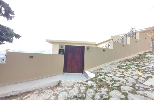 Axos Apartment | Standard Mountain View Retreat – Cozy Apartment with Stunning Views for Up to 4