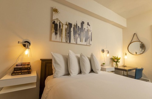 Civic Center Hotel | Standard Queen Room with Ensuite Bathroom