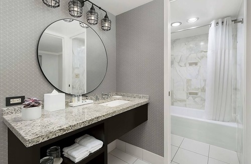 Lower Nob Hill Hotel | Standard Queen Room at Stanford Court Hotel, Pets Are Welcome!
