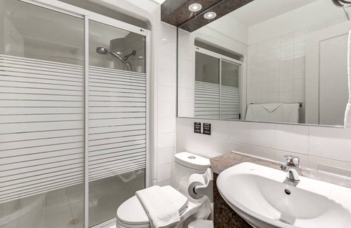 Vieux-Quebec-Cap-Blanc-colline Parlementaire Hotel | Standard Room #3