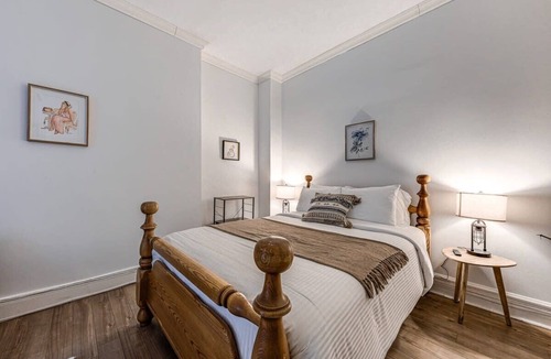 Vieux-Quebec-Cap-Blanc-colline Parlementaire Hotel | Standard Room #8