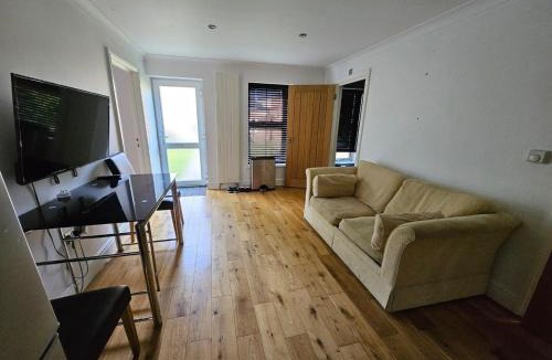 Windsor Hotel | Standard Single Room - Shared