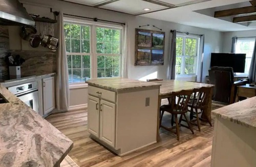 Stanley Cabin | Stanley Hollow - 60 Acres, Starlink Satellite WiFi, 2 miles of private hiking