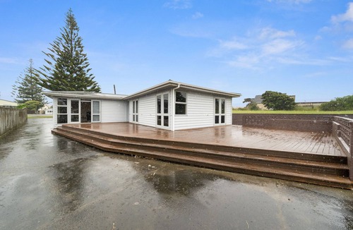 Waitarere Beach House | Stanley on Park - Waitārere Beach Holiday Home