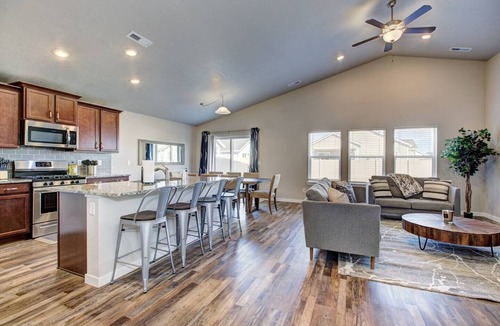 Star House | Star Family Home | King Bed | 5 TVs | Walkable to Downtown and Albertsons