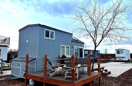 Apple Valley House | Stargazing Tiny Home with Private Deck & Hot Tub near Zion National Park, Apple Valley, Utah